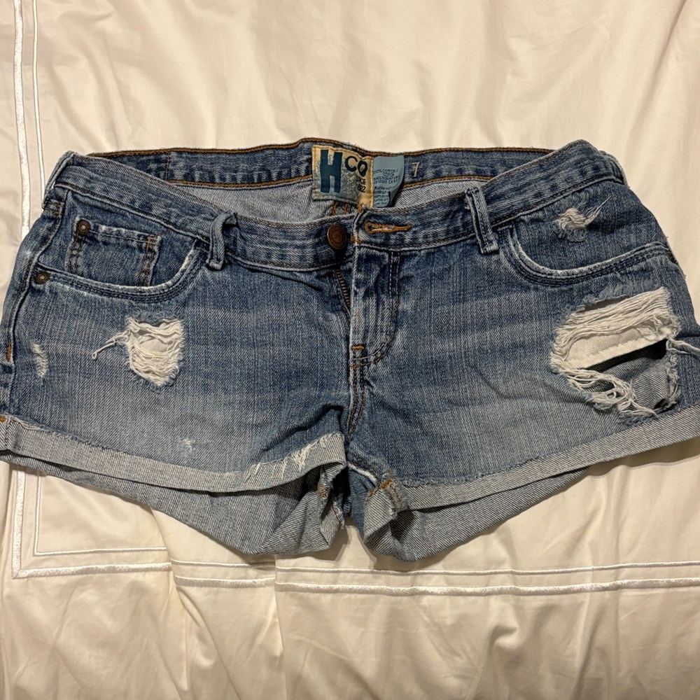 HOLLISTER WOMEN’S DISTRESSED JEAN SHORTS